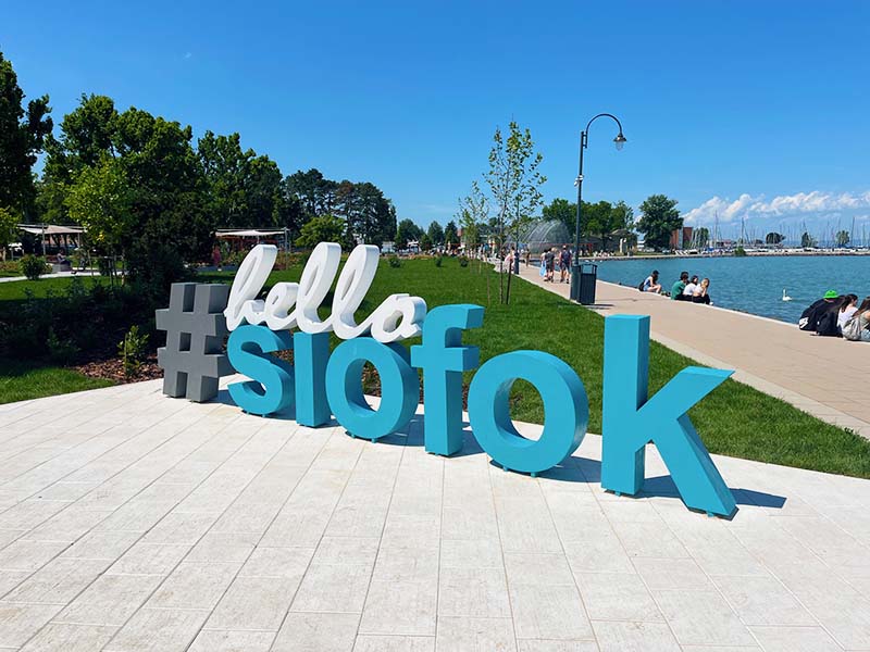 Das Ferienhaus befindet sich in der Innenstadt von Siófok am Plattensee (sehr nah zum Balaton Strand) in einer kleinen ruhigen Strasse. Die Einrichtung ist einfach, modern und praktisch. Ausstattung: free WIFI, TV, SAT Fernseher, Terrassenmöbel, Gartenmöbel, Gartengrill, Parkplatz für 3 Autos. Fahrrad Verleich: ausschließlich für unseren eigene Gäste gegen Gebühr stehen auch Fahrräder zur Verfügung. Adresse: 8600 Siófok Rigó utca 12.